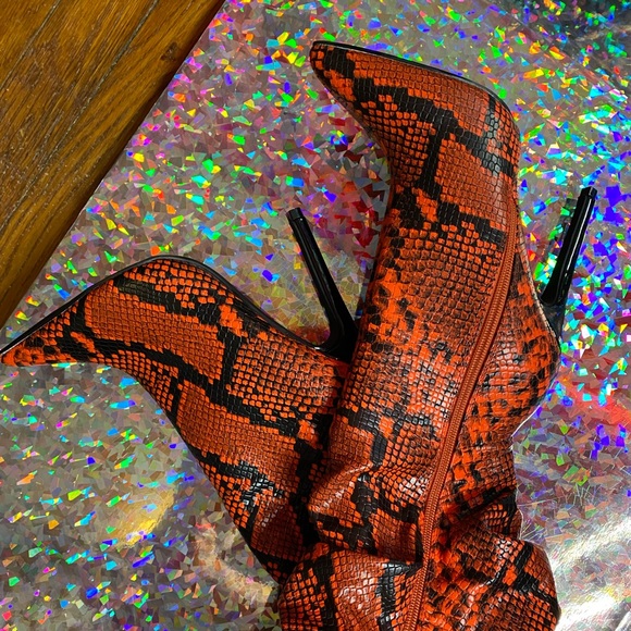 🧡🐍Orange snakeskin knee high boots🐍🧡 - Picture 4 of 10